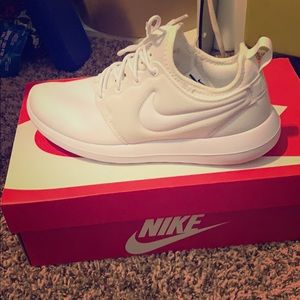 White nike Roshe size 7